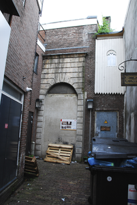 904692 Gezicht op de vroegere achteringang van de Boterhal aan de Mariaplaats te Utrecht, gelegen in de Wijdepoort ...